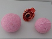 Różana kula do kapieli z kolagenem.