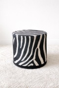 BENTONI - Okrągła pufa dekoracyjna - ZEBRA