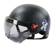 Kask sportowy z osłoną twarzy.