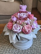 Flower Box Świece Sojowe – Różowa Piwonia & Fiolet (15,5 cm)