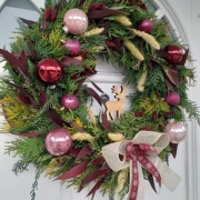 Wianek świąteczny z żywych tui i eukaliptusa