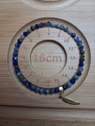 Bransoletka z lapis lazuli ze złotym piórkiem