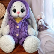 Królik w kombinezonie 