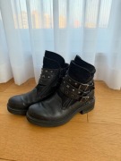 Czarne skórzane botki z zamszowymi wstawkami, Kazar