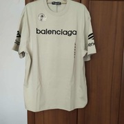 Nowa koszulka męska w kolorze jasnej oliwki z czarnymi napisami.