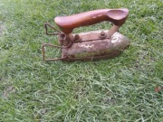 Żelazko elektryczne stare z podpórką podstawką drewniana rączka PRL