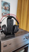 Stojak na słuchawki z napisem AUDIO