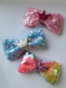 Spinki do włosów Kokardki 3 sztuki kolor tęczowy, różowy, niebieski