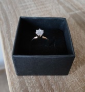 Pierścionek z brylantem 