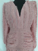 Koktajlowa sukienka pudrowy róż z koronką gipiurą piórkami rozmiar M