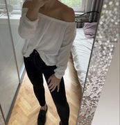 Biała bluzka z odkrytymi ramionami