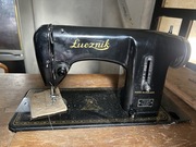 Zabytkowa maszyna do szycia Łucznik