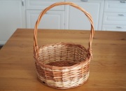 Stary koszyk wiklinowy, na święconkę, zakupy, działkę