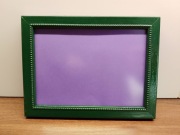 Drewniana rama ramka retro z ornamentem w kolorze butelkowej zieleni