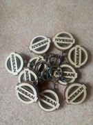 Drewniany brelok do kluczy z logo NISSAN