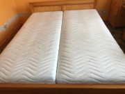 ŁÓŻKO drewno lite sosnowe podwojne – 160x200 z materacami Vero Aloe