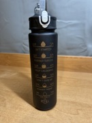 Matowy bidon / butelka motywacyjna na wodę ze słomką (700 ml)