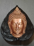 Forma twarz Buddy na liściu 