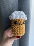 Kufel piwa na szydełku maskotka, pluszak