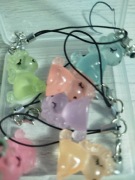 ŚWIECĄCY W CIEMNOSCI BRELOK Z JEDNOROŻCEM ZESTAW 6 SZT.