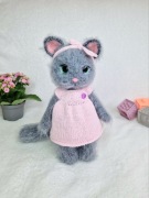 Kotek w sukience. Zabawka kotek. Maskotka. 