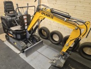 Sprzedam minikoparkę APS-KME 08. Jak nowa: 27,4 motogodziny.