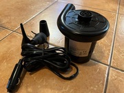 Pompka do dmuchania materaca, zasilana z zapalniczki samochodowej