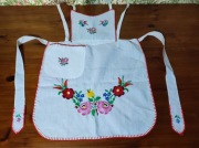 Ręcznie haftowany fartuszek 