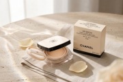 CHANEL Les Beiges – Healthy Glow Gel Touch Foundation (N°20)