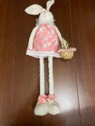 FIGURKA ZAJĄCA Z KOSZYCZKIEM NA NOGACH TELESKOPOWYCH