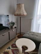 Stylowa klasyczna lampa stojąca drewniany postument retro