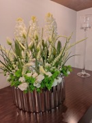 Stroik wielkanocny z białych kwiatów w misie ceramicznej srebrnej