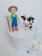 Figurka rolnik z krówką ręcznie wykonane z masy cukrowej  Saracino 