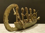 RZEŻBA DOGONI  Z MALI NA ŁODZI AFRYKA