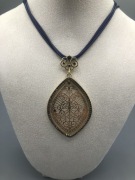 Naszyjnik z ażurowym wisioriem w stylu vintage granat złoto elegancki
