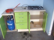 Płyta gazowa z szafkami i butlą gazową.