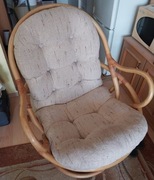 Fotel bujano-obrotowy z rattanu