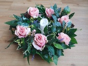 wieniec wianek stroik na grób cmentarz róże różowe kompozycja duże kwiaty