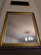 Eleganckie lustro w złotej ramie