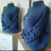 Granatowy sweter, rękawy z pomponami