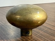 Mosiężna gałka drzwiowa retro – stary uchwyt w stylu vintage