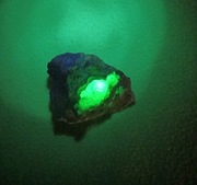 Opal - hialit z Węgier, świeci w świetle ultarfioletowym na zielono