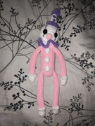 klaun na szydełku pluszak maskotka amigurumi rękodzieło  