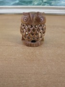 Ręcznie rzeźbiona sowa z drewna – ażurowa figurka z ukrytą miniaturą