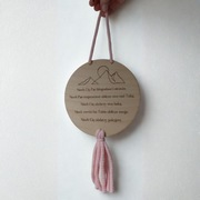 Personalizowana tabliczka drewniana z grawerowanym cytatem i frędzlem