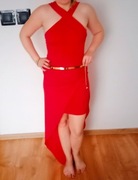 Sukienka wieczorowa, dłuższą jedna strona 