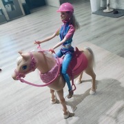 Lalka Barbie z tańczącym koniem.