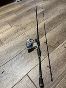 4 wędki z kołowrotkami,stojak na wędki,skrzynia wędkarska MIKADO, pokrowiec