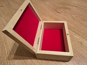 Drewniana szkatułka z czerwonym wypełnieniem - miękki flok 12,5x9x5cm