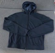 Kurtka wiatrówka Armani jest wodoodporna